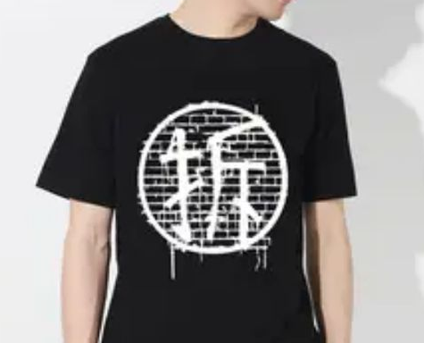 留學生的文化衫上印著的中文極具特色，網(wǎng)友們在評論區(qū)笑翻了，紛紛表示“拆”字是整件衣服的靈魂所在