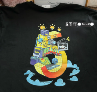 -不是…現在文化衫都卷成這樣了？